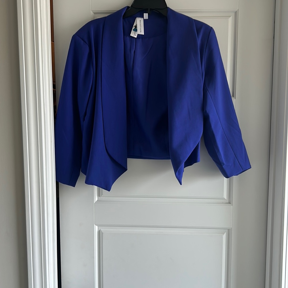 cropped blazer with 3-4 length sleeves